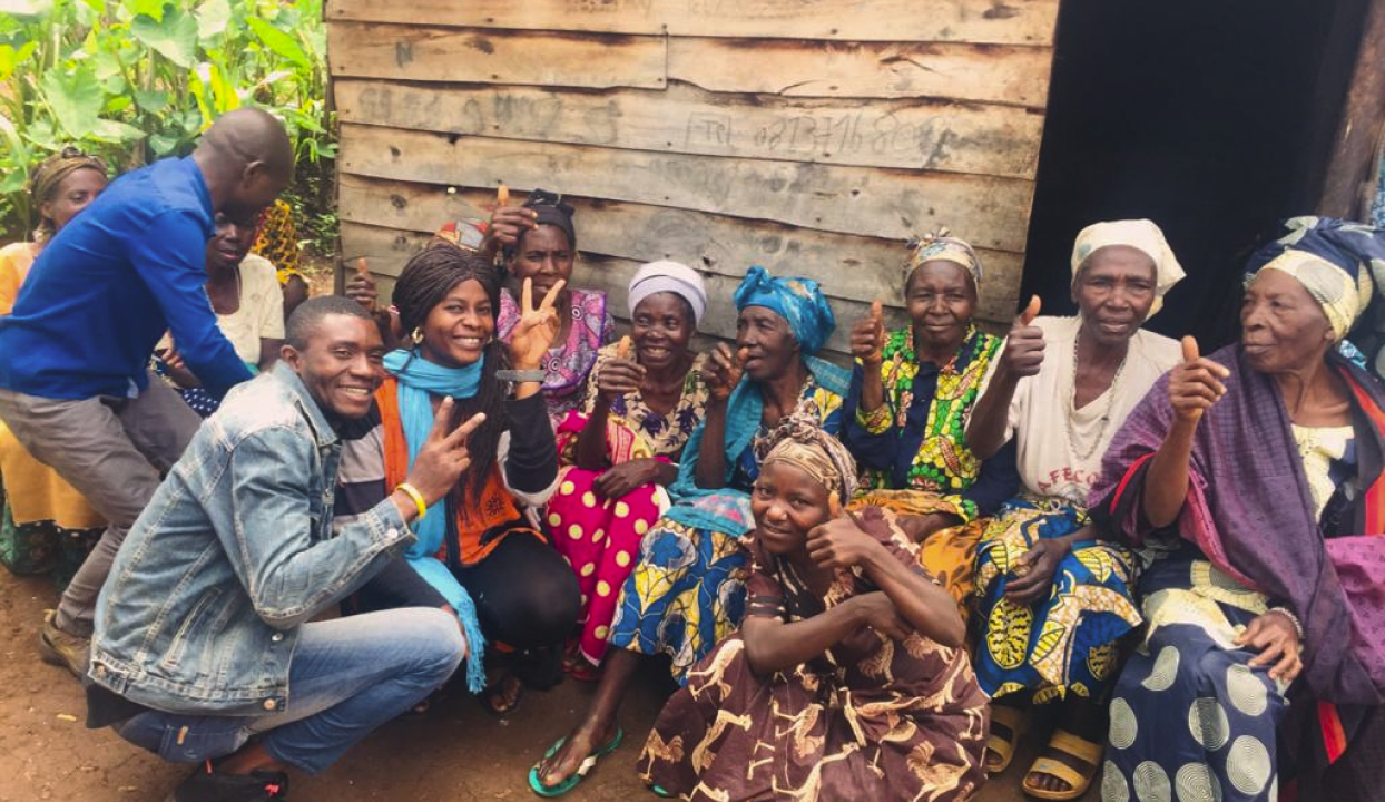 Des bénévoles qui prennent la pose avec des femmes du Kivu
