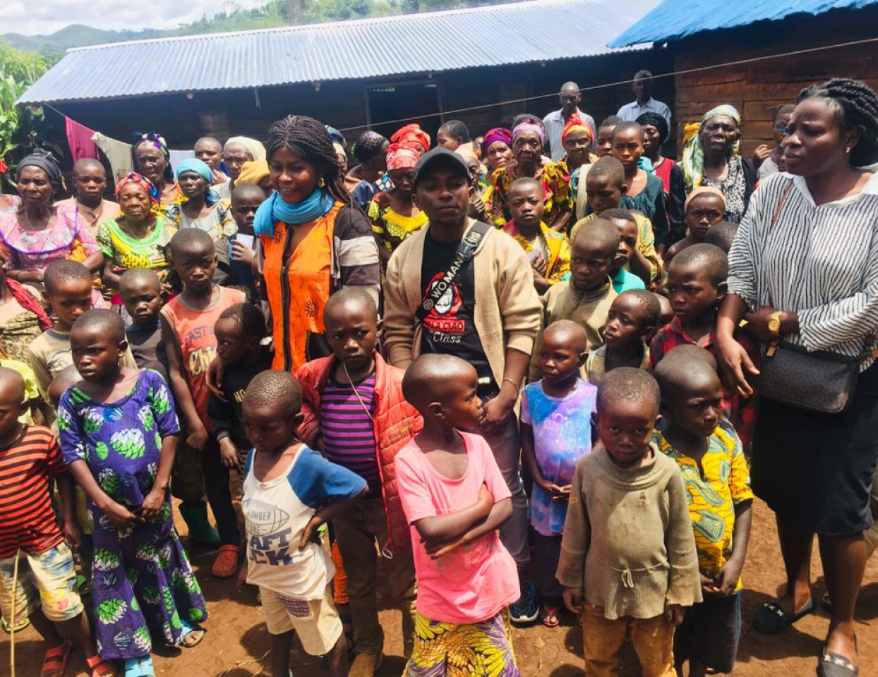 Des habitant·es du Kivu avec une membre ONG SPD