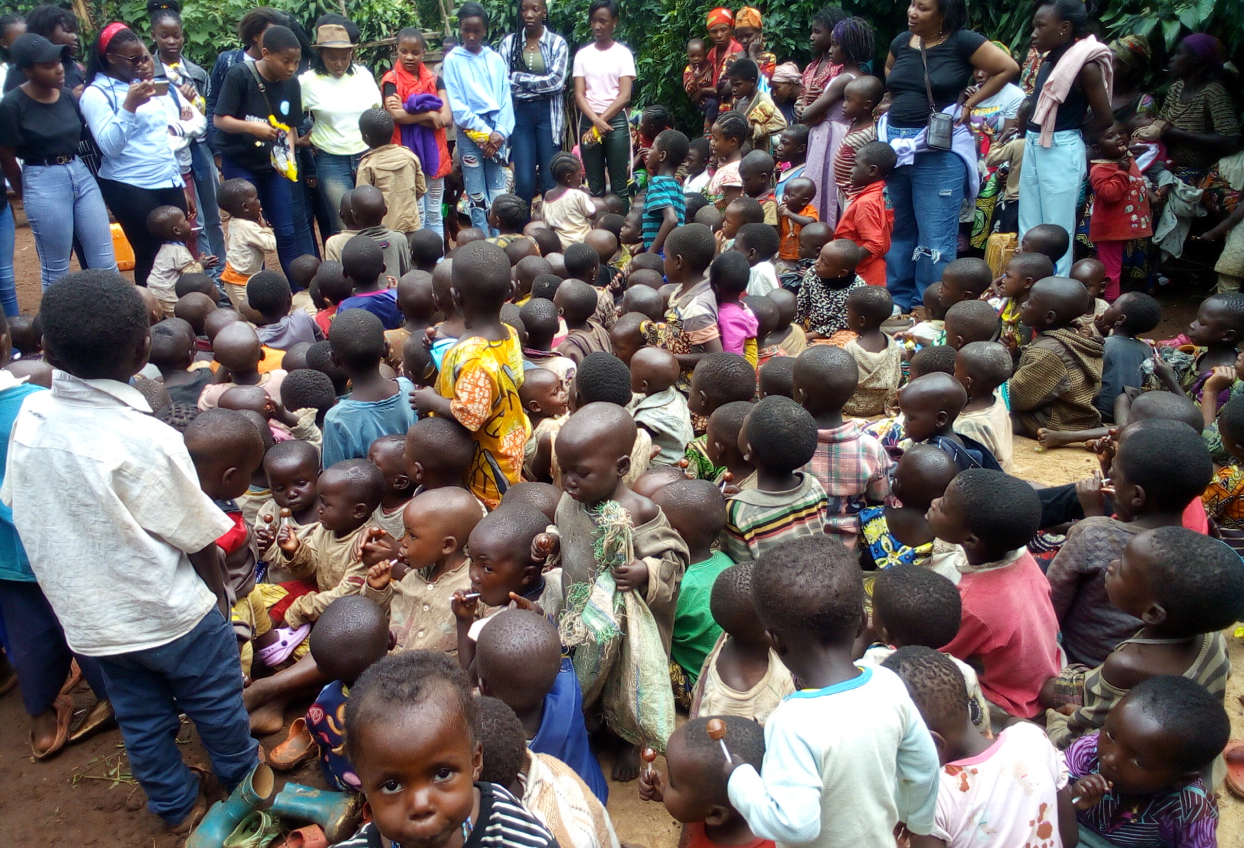 Un groupe d enfant qui recoivent l aide des bénévoles ONG SPD