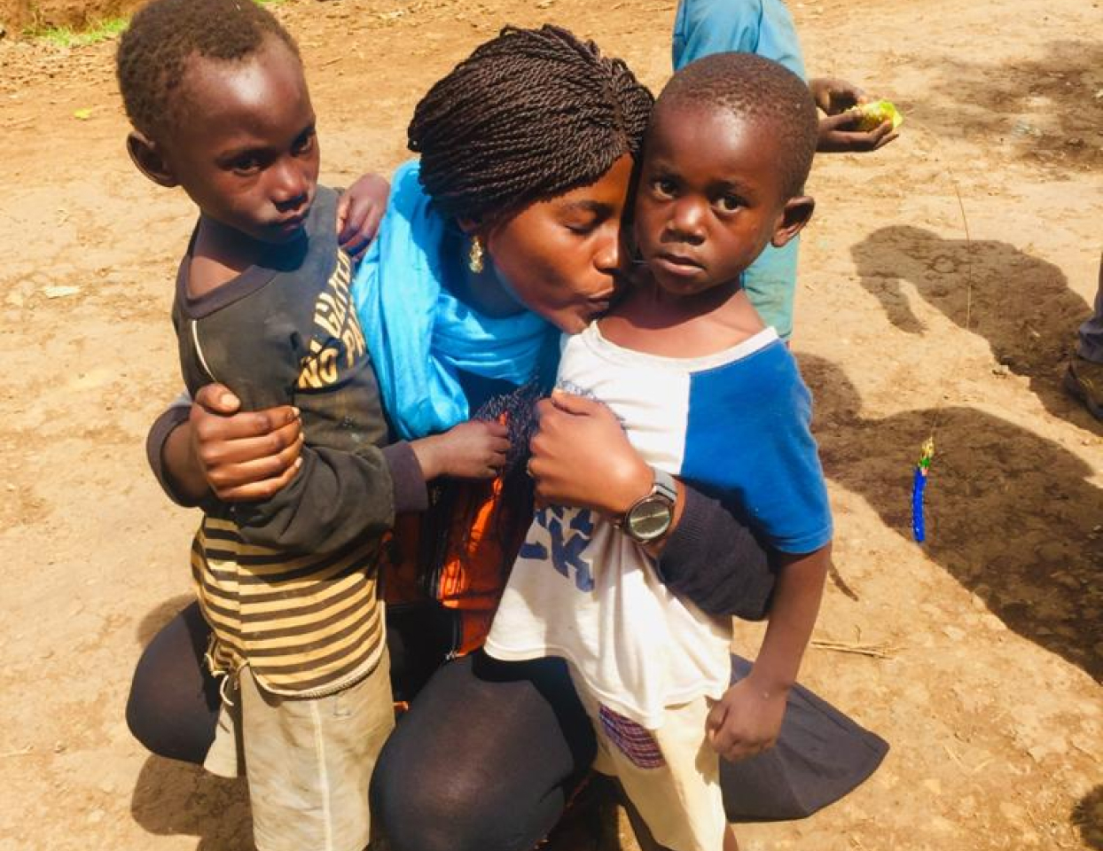 Une membre de ONG SPD avec deux enfants du Kivu RDC